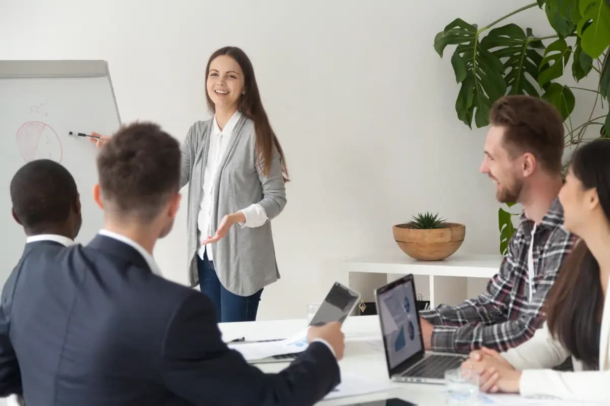 Présentation devant un paperboard pendant une formation